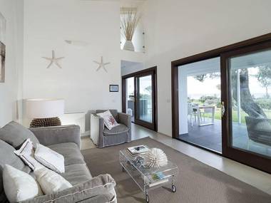 Elegant house in Cefalù only 100m from the sea with stunning views and garden!