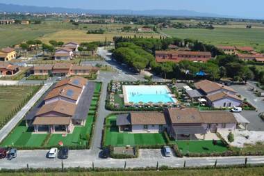 Fattoria Palazzeta - Family Apartments with private garden