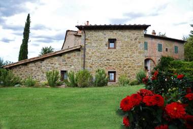 Cottage indipendente di 70 mq con piscina ad uso esclusivo  aria condizionata  2 bagni  living room ampia cucina  lavanderia  terrazza giardini  parcheggio privato immerso nelle colline toscane facente parte di dimora storica toscana di fine 1700