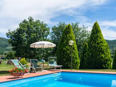 Beautiful Farmhouse with Swimming Pool near Lake in Tuscany