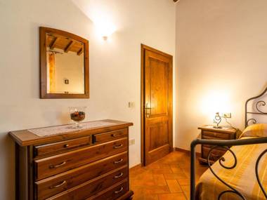 Beautiful Farmhouse with Swimming Pool near Lake in Tuscany