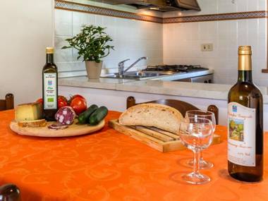 Beautiful Farmhouse with Swimming Pool near Lake in Tuscany