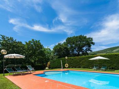 Spacious Farmhouse in Castiglion Fiorentino with Garden