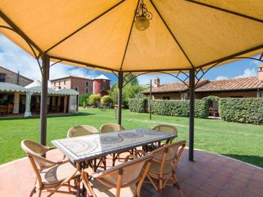 Comfy Farmhouse in Castiglione del Lago with Pool