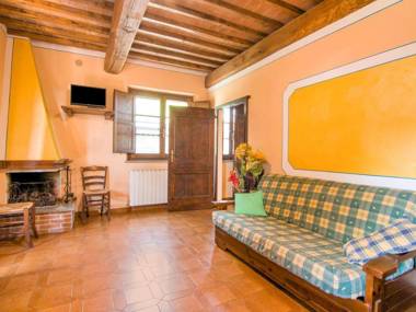 Snug Farmhouse in Castiglione del Lago with Pool