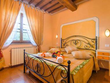 Snug Farmhouse in Castiglione del Lago with Pool