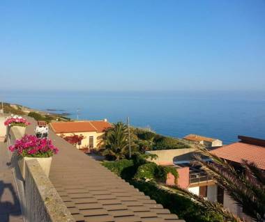 2 bedrooms appartement at Castelsardo 200 m away from the beach with sea view and furnished garden