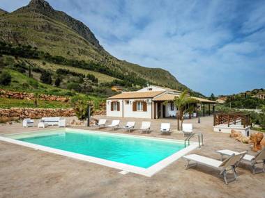 Fantastic unattached villa with private-swimmingpool in stunning part of Sicily.
