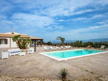 Fantastic unattached villa with private-swimmingpool in stunning part of Sicily.