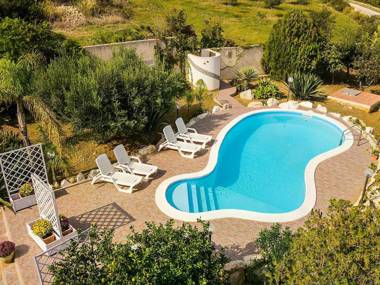 Villa with annex only 150m from the sea but also with private pool!