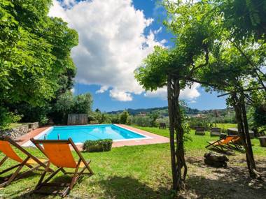 Pretty Farmhouse in Bacchereto with Swimming Pool