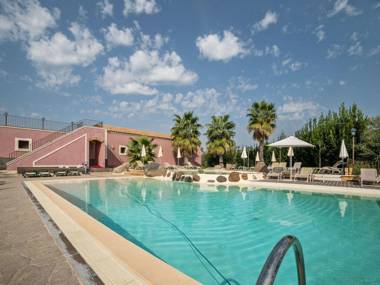 Charming Holiday Home in Carlentini with Pool & Tennis Court