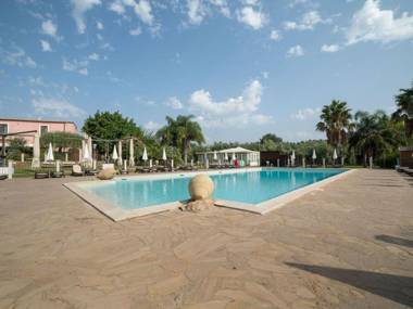 Charming Holiday Home in Carlentini with Pool & Tennis Court