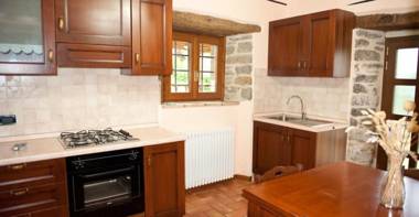 One bedroom appartement with shared pool enclosed garden and wifi at Caprese Michelangelo