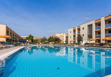 Modern Residence with Pool Quiet Location - Apartment with Private Garden