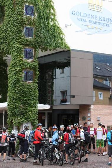 KRONE eat drink stay