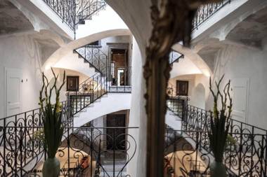 LAWIEN Goldenstern Residence