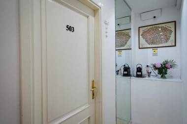 Residenza Due Torri check in presso HOTEL CENTRALE Vicolo Cattani 7