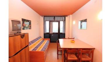 Very nice apartment facing the beach in lovely complex