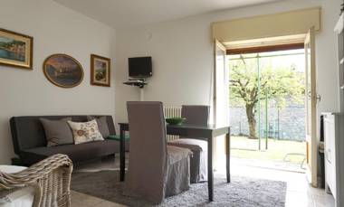 Apartment with garden and private parking