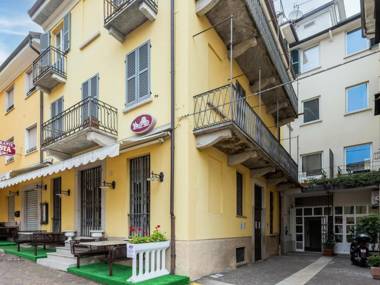 In the heart of Baveno within walking distance of the lake!