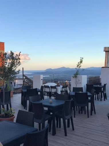 Drommire In Plassa E Clesia