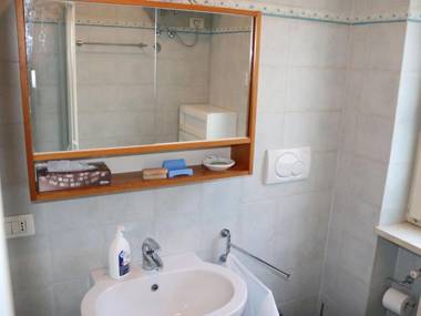 Holiday apartment with large garden and lake view swimming pool at 200m