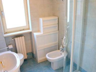 Holiday apartment with large garden and lake view swimming pool at 200m