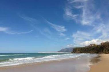 La stanza vicino al mare  una camera da letto e bagno con balcone vista mare