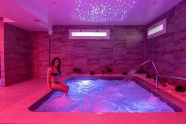 White Apartments & Spa