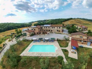 Vintage Farmhouse in Asciano with Pool