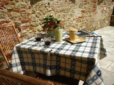 Vintage Farmhouse in Asciano with Pool