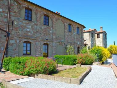 Apartment with 2 pools in the village of Asciano in the hills of Siena