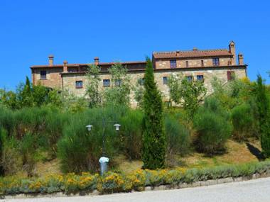 Apartment with 2 pools in the village of Asciano in the hills of Siena