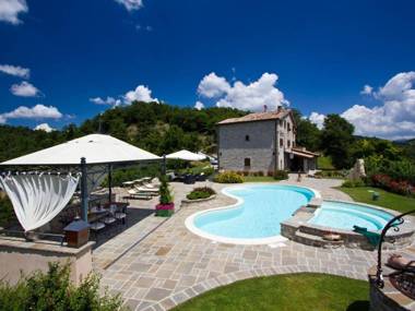 Lovely Villa in Apecchio with Swimming Pool