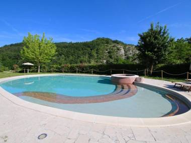 Serene Mansion in Apecchio with Swimming Pool