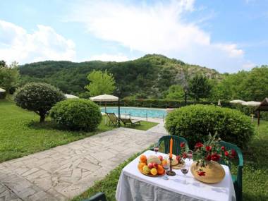 Serene Mansion in Apecchio with Swimming Pool