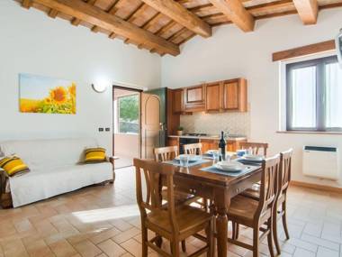 Agrotourismus im Apennin mit überdachtem Pool und Whirlpool