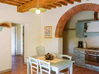 Apartment in a holiday home in Anghiari with a view of the hills