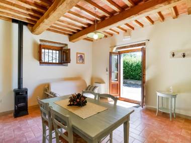 Apartment in a holiday home in Anghiari with a view of the hills
