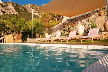 AMALFI - VILLA DI LUSSO A PICCO SUL MARE