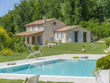 Chic Villa in Acqualagna with bubble bath in the pool and Private Garden