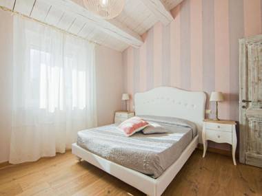 Chic Villa in Acqualagna with bubble bath in the pool and Private Garden