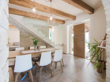 Chic Villa in Acqualagna with bubble bath in the pool and Private Garden