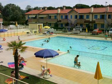 Attractive Holiday Home in Rosolina near Lungomare Beach