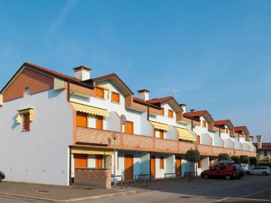 Cosy Holiday Home in Rosolina with Outdoor Pool