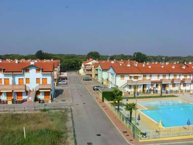 Cosy Holiday Home in Rosolina with Outdoor Pool