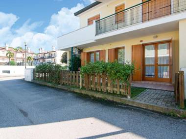 Charming Holiday Home in Rosolina with Communal Pool