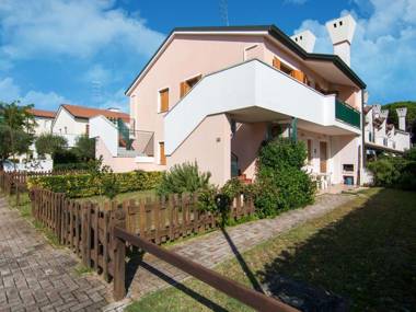 Cosy Holiday Home in Rosolina near Sea Beach