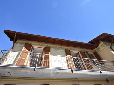 Village Apartment in Cannero Riviera with Balcony